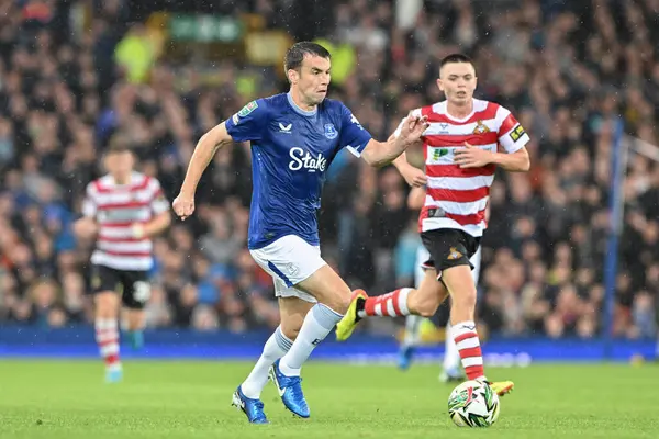 Everton 'dan Samus Coleman, 27 Ağustos 2024' te İngiltere 'nin Liverpool kentinde Goodison Park' ta oynanan Everton-Doncaster maçında topu ileri atıyor.