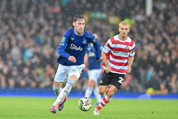 Everton 'dan James Garner, 27 Ağustos 202' de Goodison Park, Liverpool 'da oynanan Everton-Doncaster maçında topu ileri atıyor.