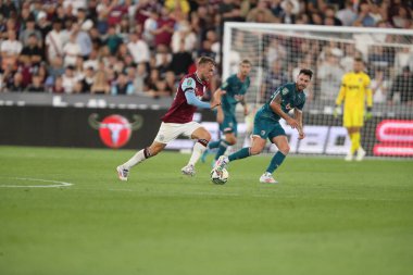 West Ham United takımından Jarrod Bowen, 28 Ağustos 2024 'te Londra' daki Londra Stadyumu 'nda oynanan West Ham United ve Bournemouth arasındaki Carabao Kupası maçında topa vuruyor.