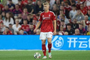 Nottingham Ormanı 'ndan Zach Abbott Carabao Kupası maçında topla birlikte Nottingham Forest, Newcastle United' a karşı City Ground, Nottingham, Birleşik Krallık 'ta 28 Ağustos 2024