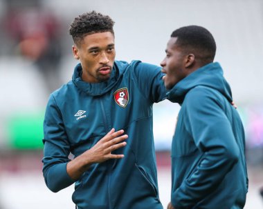 Bournemouth takımından Daniel Jebbison, 28 Ağustos 2024 'te Londra' daki Londra Stadyumu 'nda oynanan West Ham United - Bournemouth karşılaşması öncesinde takım arkadaşıyla sohbet ediyor.