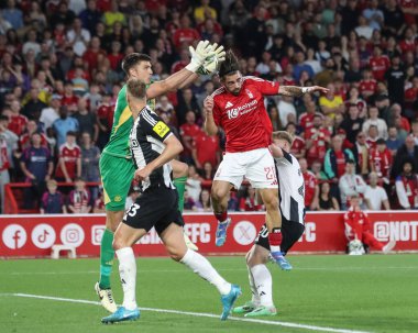 Newcastle United takımından Nick Pope, 28 Ağustos 2024 'te Nottingham City Ground, Nottingham, Birleşik Krallık' ta oynanan Carabao Kupası karşılaşmasında Nottingham Forest 'ın Newcastle United' a karşı oynadığı maçta Nottingham Forest 'lı Jota Silva' dan yüksek topu kazandı.