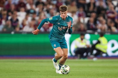 Bournemouth 'dan Alex Scott, 28 Ağustos 2024' te Londra 'daki Londra Stadyumu' nda oynanan West Ham United-Bournemouth maçında topa vuruyor.