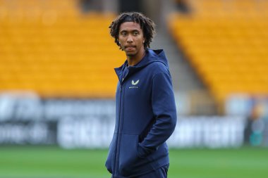 Burnley 'den Bashir Humphreys, 28 Ağustos 2024' te Wolverhampton Wanderers - Burnley maçında Carabao Kupası maçı öncesinde sahada denetim yapıyor.