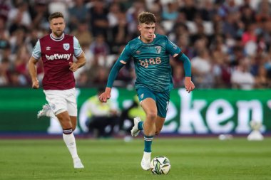 Bournemouth 'dan Alex Scott, 28 Ağustos 2024' te Londra 'daki Londra Stadyumu' nda oynanan West Ham United-Bournemouth maçında topa vuruyor.