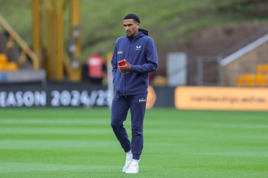 Burnley 'den CJ Egan-Riley, 28 Ağustos 2024 tarihinde Wolverhampton, Wolineux, Wolverhampton, İngiltere' de oynanan Wolverhampton Wanderers - Burnley karşılaşması öncesinde sahaya bakıyor.