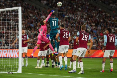 West Ham United takımından ukasz Fabiaski, 28 Ağustos 2024 'te Londra' daki Londra Stadyumu 'nda oynanan Carabao Kupası maçında topa vuruyor.