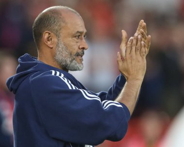 Nottingham Ormanı teknik direktörü Nuno Esprito Santo, 28 Ağustos 2024 'te İngiltere' nin Nottingham şehrinde oynanan Carabao Kupası maçı sırasında Nottingham Forest 'a karşı Newcastle United' ı alkışladı.