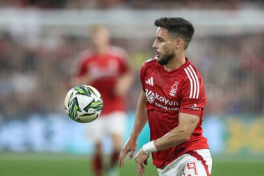 Nottingham Ormanı 'ndan Alex Moreno, 28 Ağustos 2024' te Nottingham Forest, Newcastle United 'a karşı oynanan Carabao Kupası karşılaşmasında topu kontrol ediyor.