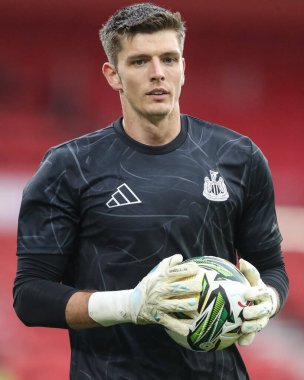 Newcastle United takımından Nick Pope, Carabao Kupası maçında ısınma turunda Nottingham Forest, Newcastle United 'a karşı City Ground, Nottingham, Birleşik Krallık' ta 28 Ağustos 2024