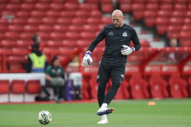 Newcastle United takımından John Ruddy Carabao Kupası maçında ısınma turunda Nottingham Forest, Newcastle United 'a karşı City Ground, Nottingham, Birleşik Krallık' ta 28 Ağustos 2024