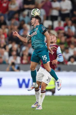 Bournemouth 'dan Adam Smith, 28 Ağustos 2024' te Londra 'daki Londra Stadyumu' nda oynanan Carabao United - Bournemouth maçında West Ham United 'ın Jarrod Bowen' ı yenerek maçı kazandı.