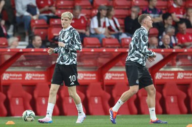 Newcastle United takımından Anthony Gordon, Carabao Kupası maçında ısınma turunda Nottingham Forest, Newcastle United 'a karşı City Ground, Nottingham, Birleşik Krallık' ta 28 Ağustos 2024