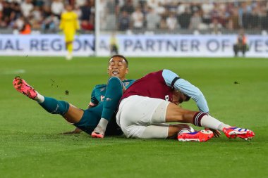 West Ham United takımından Edson Ivarez, 28 Ağustos 2024 'te Londra' daki Londra Stadyumu 'nda oynanan Carabao Kupası maçında Bournemouth' lu Marcus Tavernier ile karşı karşıya geldi.