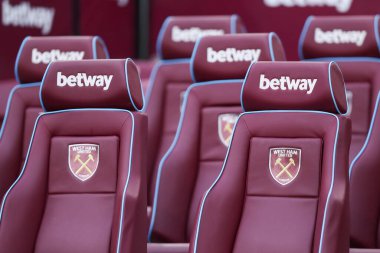 28 Ağustos 2024 'te Londra' daki Londra Stadyumu 'nda oynanan West Ham United - Bournemouth karşılaşması öncesinde yedek kulübesinde yer alan koltukların ayrıntılı bir görüntüsü