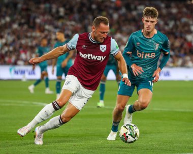 West Ham United 'dan Bay Coufal ve Bournemouth' tan Alex Scott, 28 Ağustos 2024 'te Londra' daki Londra Stadyumu 'nda oynanan Carabao United-Bournemouth maçında top için mücadele ettiler.