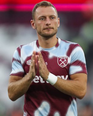 West Ham United takımından Bay Coufal Carabao Kupası karşılaşması öncesinde 28 Ağustos 2024 'te Londra' daki Londra Stadyumu 'nda oynanan maç öncesi ısınma maçında