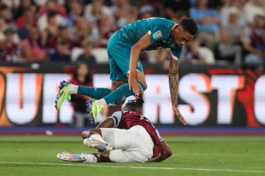 Bournemouth 'dan Daniel Jebbison, West Ham United' ın 28 Ağustos 2024 'te Londra' daki Bournemouth 'a karşı oynadığı Carabao Kupası karşılaşmasında West Ham United' ın rakibi Aaron Wan-Bissaka ile mücadele ediyor.