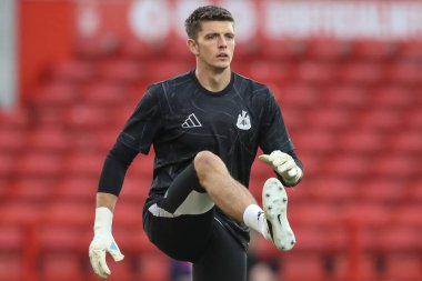 Newcastle United takımından Nick Pope, Carabao Kupası maçında ısınma turunda Nottingham Forest, Newcastle United 'a karşı City Ground, Nottingham, Birleşik Krallık' ta 28 Ağustos 2024