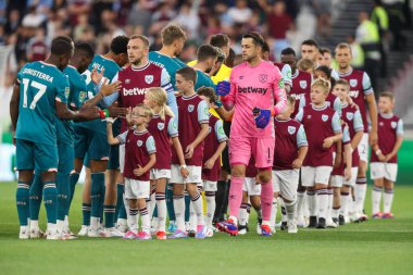 Takımlar Carabao Kupası karşılaşması öncesinde el sıkışıyor. West Ham United, Bournemouth 'a karşı Londra Stadyumu, Londra, İngiltere, 28 Ağustos 2024