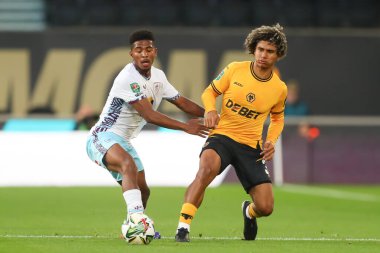 Wolverhampton Wanderers takımından Pedro Lima, Carabao Cup maçında Shurandy Sambo 'nun baskısı altında Wolverhampton Wanderers' a karşı Molineux, Wolverhampton, Birleşik Krallık 'ta 28 Ağustos 2024' te oynanan maçta pas attı.