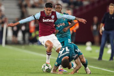 Bournemouth 'dan Marcus Tavernier, 28 Ağustos 2024' te Londra 'daki Londra Stadyumu' nda oynanan Carabao United-Bournemouth maçında West Ham United maçında West Ham United 'ın rakibi Edson Ivarez' e yenildi.