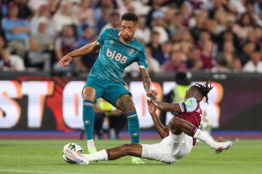 Bournemouth 'dan Daniel Jebbison, West Ham United' ın 28 Ağustos 2024 'te Londra' daki Bournemouth 'a karşı oynadığı Carabao Kupası karşılaşmasında West Ham United' ın rakibi Aaron Wan-Bissaka ile mücadele ediyor.