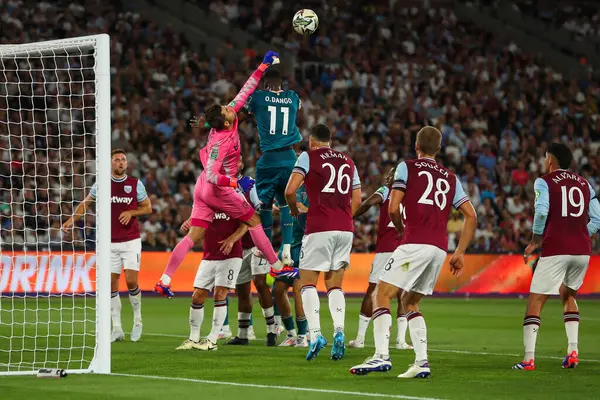 West Ham United takımından ukasz Fabiaski, 28 Ağustos 2024 'te Londra' daki Londra Stadyumu 'nda oynanan Carabao Kupası maçında topa vuruyor.