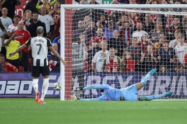 Nottingham Ormanı 'ndan Carlos Miguel 28 Ağustos 2024' te Nottingham City Ground, Nottingham, İngiltere 'de oynanan Carabao Kupası maçı sırasında Joelinton' ı kurtardı.