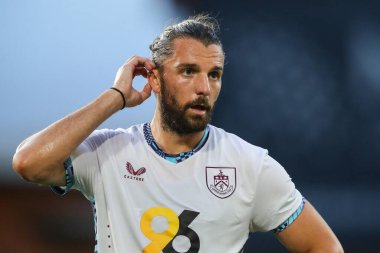 Burnley 'den Jay Rodriguez Carabao Kupası maçı sırasında Wolverhampton Wanderers, Burnley' e karşı Molineux, Wolverhampton, Birleşik Krallık, 28 Ağustos 2024