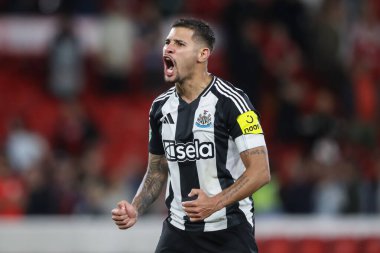 Newcastle United takımından Bruno Guimares, 28 Ağustos 2024 'te Nottingham Forest, Newcastle United' a karşı oynanan Carabao Kupası karşılaşmasında tam zamanlı sonucu kutluyor.