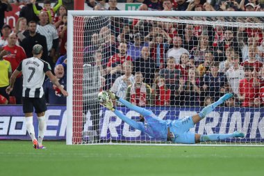 Nottingham Ormanı 'ndan Carlos Miguel 28 Ağustos 2024' te Nottingham City Ground, Nottingham, İngiltere 'de oynanan Carabao Kupası maçı sırasında Joelinton' ı kurtardı.