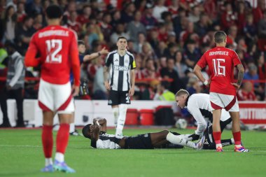 Newcastle United takımından Alexander Isak, 28 Ağustos 2024 'te Nottingham Forest' a karşı Newcastle United City Ground, Nottingham 'da oynanan Carabao Kupası karşılaşmasında sakatlığı nedeniyle tedavi görüyor.