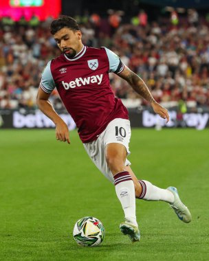 West Ham United takımından Lucas Paquet, 28 Ağustos 2024 'te Londra' daki Londra Stadyumu 'nda oynanan West Ham United-Bournemouth maçında topa vuruyor.