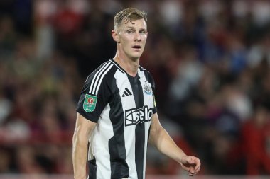 Newcastle United takımından Emil Krafth Carabao Kupası maçı sırasında Nottingham Forest, Newcastle United 'a karşı City Ground, Nottingham, Birleşik Krallık, 28 Ağustos 2024