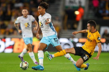 Burnley 'den Bashir Humphreys, Wolverhampton Wanderers maçında Pablo Sarabia' dan kaçtı. Wolverhampton Wanderers, Burnley 'e karşı Molineux, Wolverhampton, Birleşik Krallık, 28 Ağustos 2024