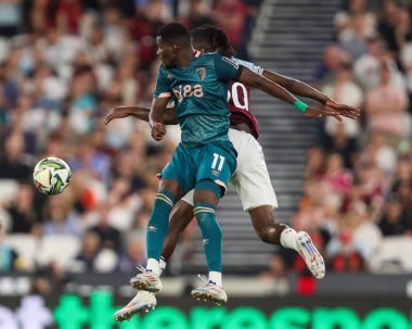 Bournemouth 'dan Dango Ouattara ve West Ham United takımından Aaron Wan-Bissaka, 28 Ağustos 2024' te Londra 'daki Bournemouth' a karşı oynanan Carabao Kupası maçında top için mücadele ettiler.