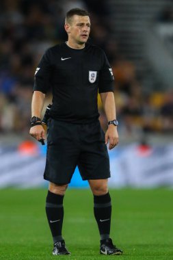Hakem Joshua Smith Carabao Kupası maçı sırasında Wolverhampton Wanderers, Burnley 'e karşı Molineux, Wolverhampton, Birleşik Krallık, 28 Ağustos 2024