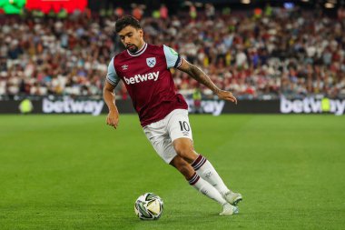 West Ham United takımından Lucas Paquet, 28 Ağustos 2024 'te Londra' daki Londra Stadyumu 'nda oynanan West Ham United-Bournemouth maçında topa vuruyor.