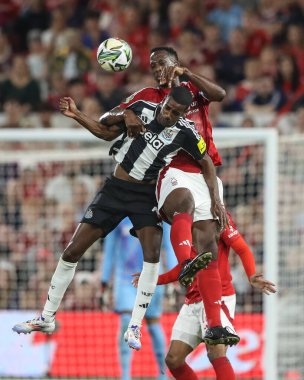 Nottingham Ormanı 'ndan Willy Boly ve Newcastle United' tan Alexander Isak Carabao Kupası maçı sırasında Nottingham Forest Newcastle United 'a karşı 28 Ağustos 2024' te City Ground, Nottingham, İngiltere 'de top için mücadele ettiler.