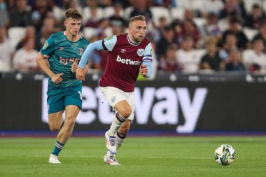 West Ham United takımından Jarrod Bowen, 28 Ağustos 2024 'te Londra' daki Londra Stadyumu 'nda oynanan West Ham United ve Bournemouth arasındaki Carabao Kupası maçında topa vuruyor.
