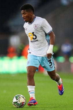 Burnley 'den Shurandy Sambo, Carabao Kupası' nda Wolverhampton Wanderers, Burnley 'e karşı 28 Ağustos 2024' te oynanan Molineux, Wolverhampton, Birleşik Krallık maçında topu ileri taşıyor.