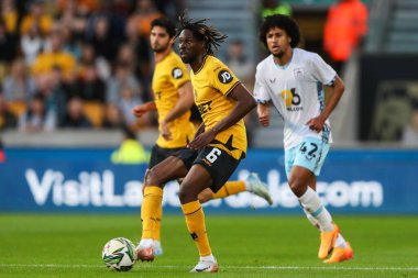 Wolverhampton Wanderers 'ın Boubacar Traor' u Carabao Kupası maçında pas veriyor Wolverhampton Wanderers, Burnley 'e karşı Molineux, Wolverhampton, Birleşik Krallık, 28 Ağustos 2024