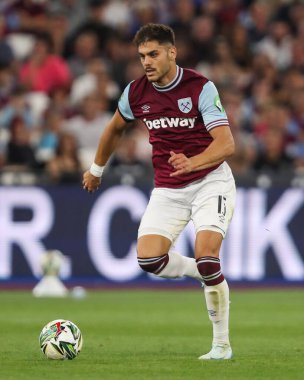 West Ham United takımından Konstantinos Mavropanos, 28 Ağustos 2024 'te Londra' daki Londra Stadyumu 'nda oynanan Carabao United-Bournemouth maçında topa vuruyor.