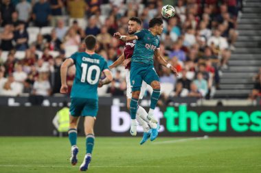 West Ham United 'dan Max Kilman ve Bournemouth' dan Evanilson, 28 Ağustos 2024 'te Londra Stadyumu' nda oynanan Carabao Kupası maçında yüksek topu kazanmak için mücadele ettiler.