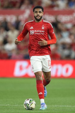 Nottingham Ormanı 'ndan Andrew Omobamidele Carabao Kupası maçında topla birlikte Nottingham Forest, Newcastle United' a karşı City Ground, Nottingham, Birleşik Krallık 'ta 28 Ağustos 2024