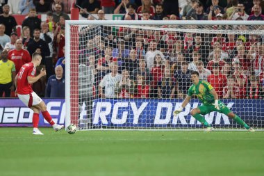 Nottingham Ormanı 'ndan Nikola Milenkovi, 28 Ağustos 2024 tarihinde Nottingham City Ground, İngiltere' de oynanan Carabao Kupası maçı Nottingham Forest 'a karşı Newcastle United maçında aldığı penaltıyı kaydetti.