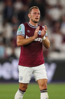 West Ham United 'tan Bay Coufal, 28 Ağustos 2024' te Londra 'daki Londra Stadyumu' nda oynanan Carabao Kupası maçının sonunda taraftarları alkışlıyor.