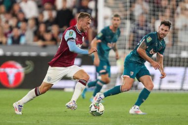 West Ham United takımından Jarrod Bowen, 28 Ağustos 2024 'te Londra' daki Londra Stadyumu 'nda oynanan West Ham United ve Bournemouth arasındaki Carabao Kupası maçında topa vuruyor.
