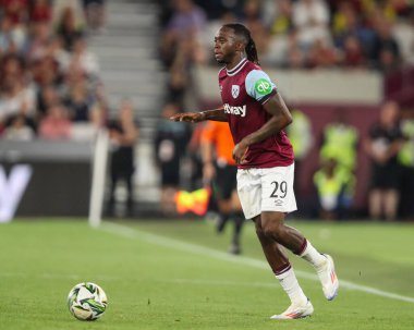 West Ham United takımından Aaron Wan-Bissaka, 28 Ağustos 2024 'te Londra' daki Londra Stadyumu 'nda oynanan Carabao Kupası maçında topa vuruyor.